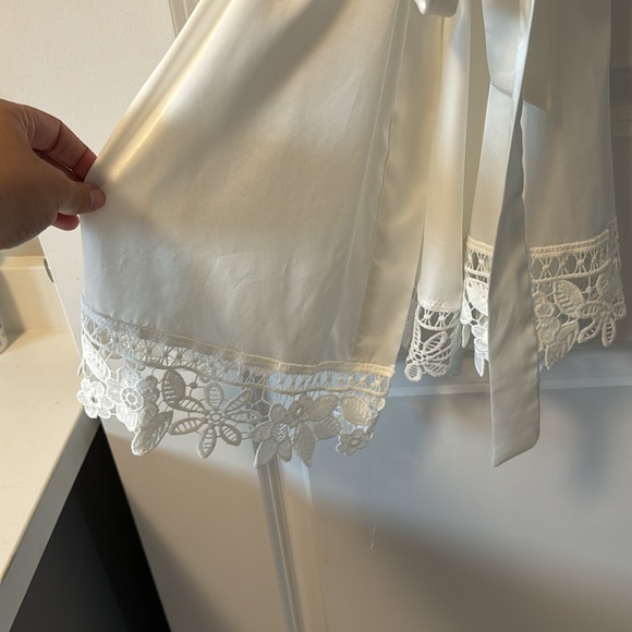 white silky wedding robe worn once ONE SIZE - Picture 3 of 4